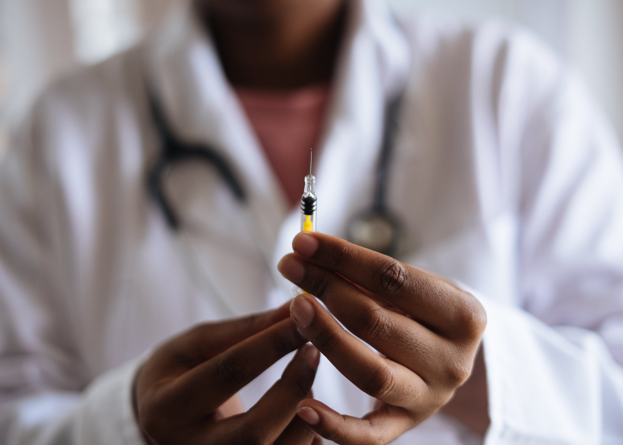 Vaccino Covid, prenotazioni al via per operatori sanitari e Rsa