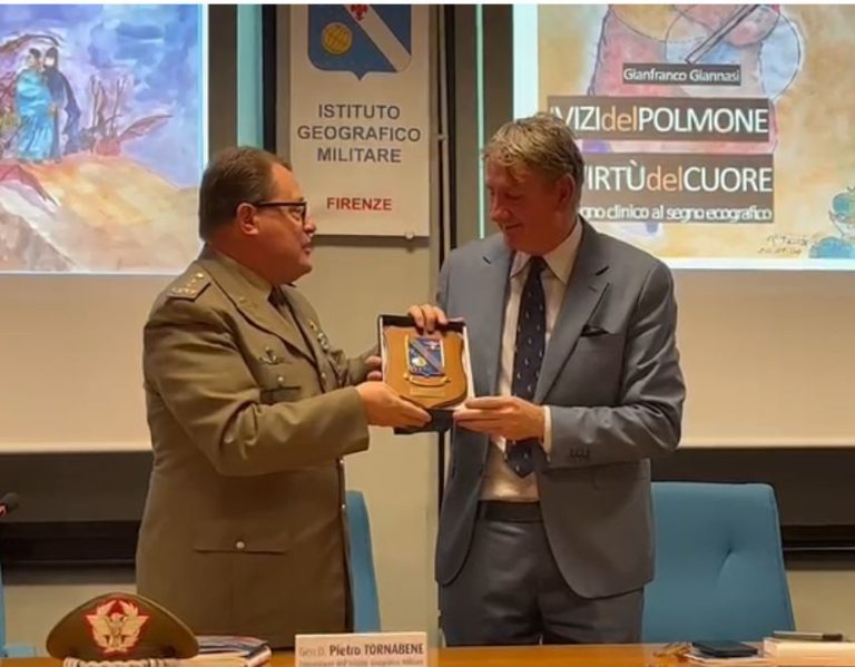 Gianfranco Giannasi riceve dal Generale di Divisione, Pietro Tornabene, la targa con lo stemma Crest dell'Istituto Geografico Militare