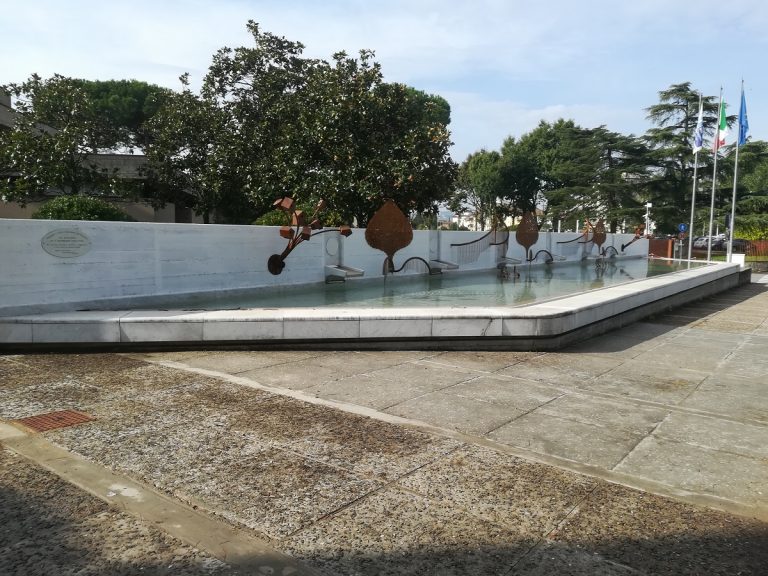 La vasca con le installazioni all'ingresso del San Giovanni di Dio