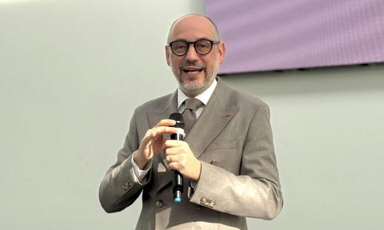Il prof Nicola Donti durante l'evento "Il cuore e la bussola"